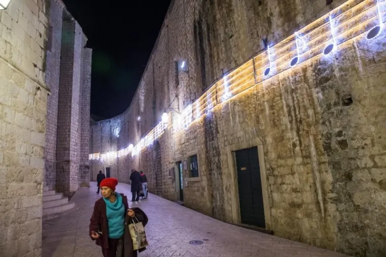 MALO DRUGAČIJI ADVENT: Proslavljeni umjetnici okitili biser Jadrana originalnim instalacijama