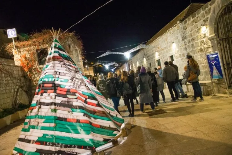 MALO DRUGAČIJI ADVENT: Proslavljeni umjetnici okitili biser Jadrana originalnim instalacijama