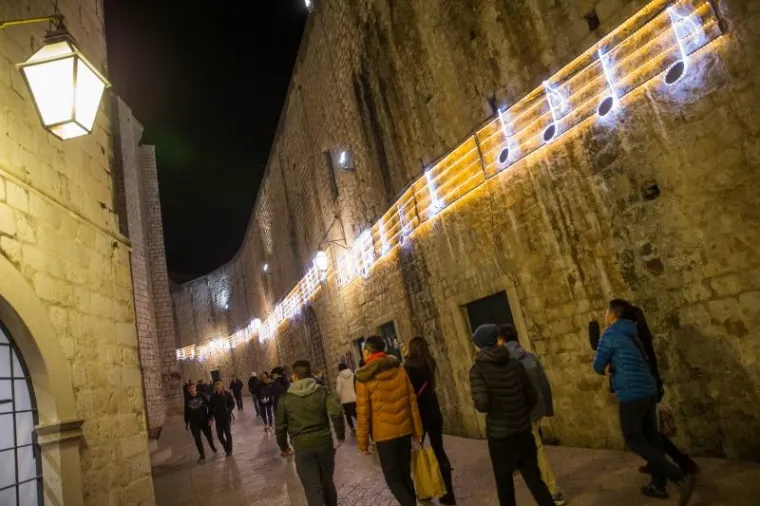 MALO DRUGAČIJI ADVENT: Proslavljeni umjetnici okitili biser Jadrana originalnim instalacijama