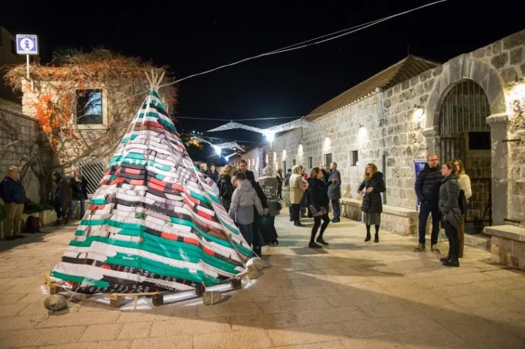 MALO DRUGAČIJI ADVENT: Proslavljeni umjetnici okitili biser Jadrana originalnim instalacijama