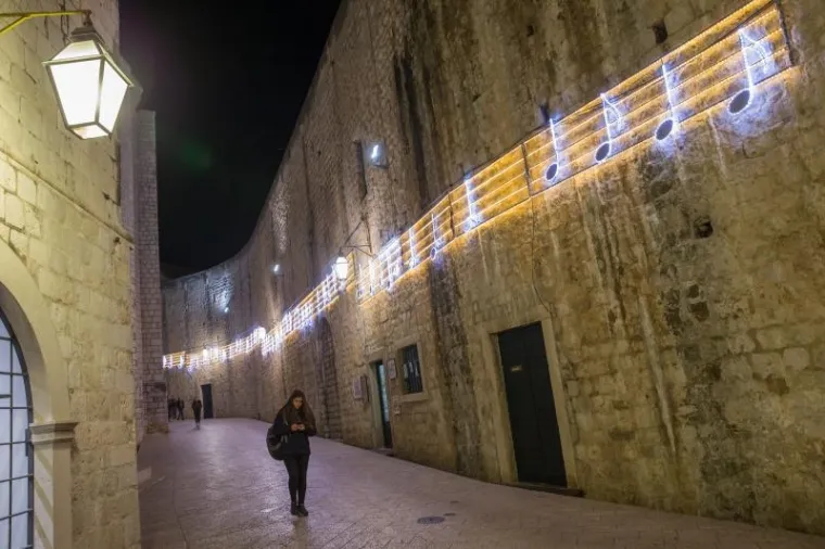 MALO DRUGAČIJI ADVENT: Proslavljeni umjetnici okitili biser Jadrana originalnim instalacijama