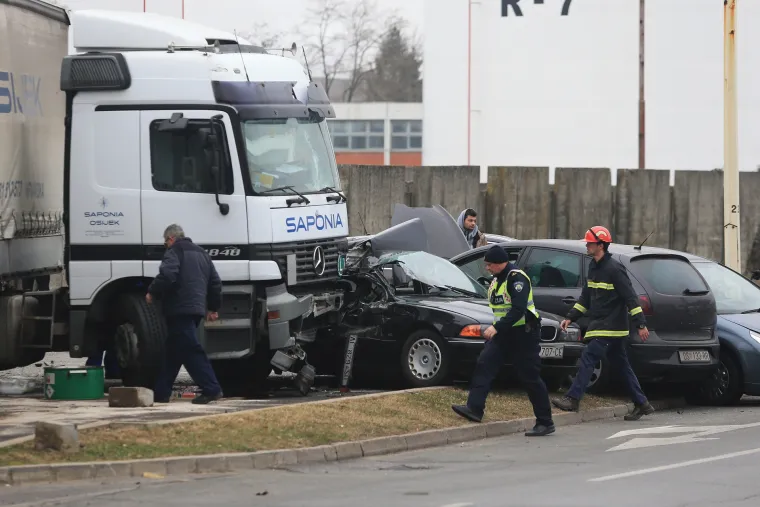 Osijek: Kamion o&scaron;tetio vi&scaron;e auta na parkirali&scaron;tu u Vukovarskoj ulici
