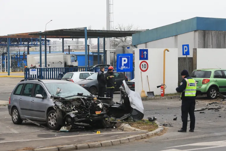 Osijek: Kamion o&scaron;tetio vi&scaron;e auta na parkirali&scaron;tu u Vukovarskoj ulici