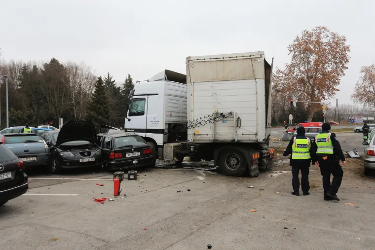 Osijek: Kamion o&scaron;tetio vi&scaron;e auta na parkirali&scaron;tu u Vukovarskoj ulici