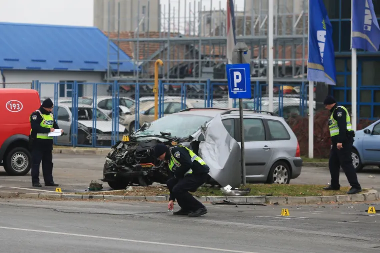 Osijek: Kamion o&scaron;tetio vi&scaron;e auta na parkirali&scaron;tu u Vukovarskoj ulici
