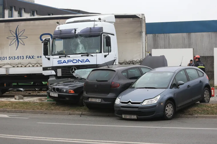Osijek: Kamion o&scaron;tetio vi&scaron;e auta na parkirali&scaron;tu u Vukovarskoj ulici