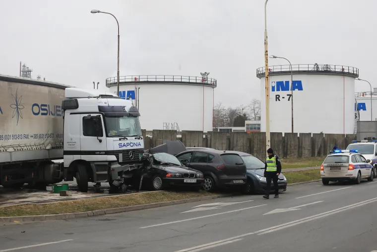 Osijek: Kamion o&scaron;tetio vi&scaron;e auta na parkirali&scaron;tu u Vukovarskoj ulici
