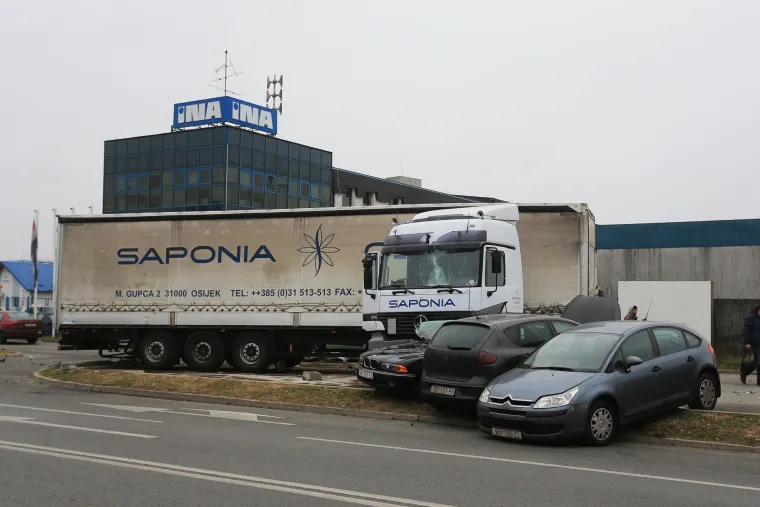 Osijek: Kamion o&scaron;tetio vi&scaron;e auta na parkirali&scaron;tu u Vukovarskoj ulici