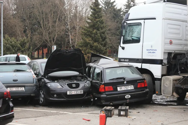 Osijek: Kamion o&scaron;tetio vi&scaron;e auta na parkirali&scaron;tu u Vukovarskoj ulici