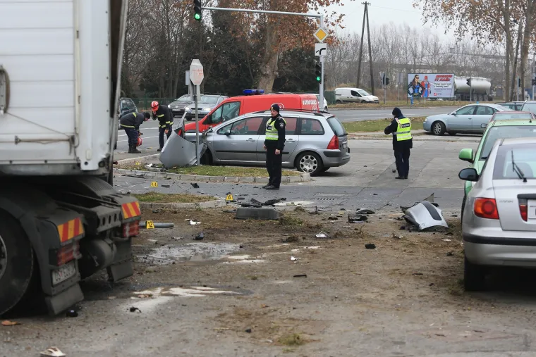 Osijek: Kamion o&scaron;tetio vi&scaron;e auta na parkirali&scaron;tu u Vukovarskoj ulici