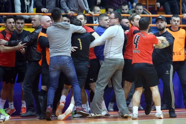 KAOS NA KUTIJI ŠIBICA: Tučnjava igrača i navijača u Domu sportova