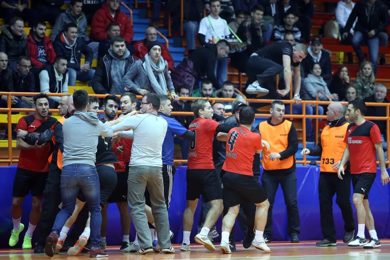 Tučnjava na malonogometnoj utakmici u Kutiji &scaron;ibica, umje&scaron;ali se i navijači