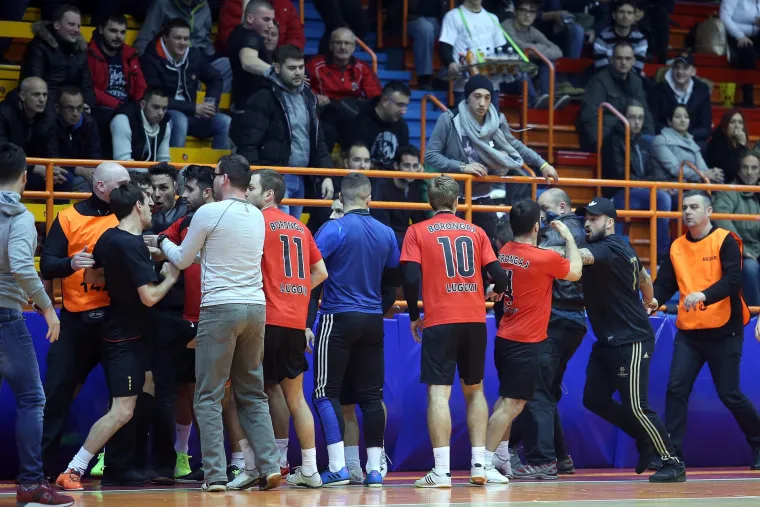 Tučnjava na malonogometnoj utakmici u Kutiji &scaron;ibica, umje&scaron;ali se i navijači