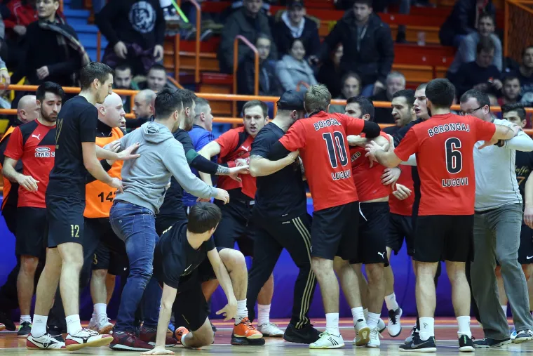 Tučnjava na malonogometnoj utakmici u Kutiji &scaron;ibica, umje&scaron;ali se i navijači