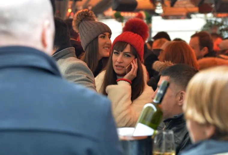 ŠAMPANJAC U RUCI, OSMIJEH NA LICU: Nasmijana Monika Kravić viđena u javnosti kako 'cuga' s prijateljima