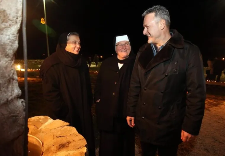 &Scaron;TO JE BOŽIĆ BEZ THOMPSONA: Popularni pjevač uživa u blagdanskom ozračju svojih Čavoglava