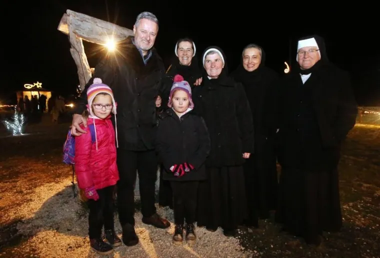 ŠTO JE BOŽIĆ BEZ THOMPSONA: Popularni pjevač uživa u blagdanskom ozračju svojih Čavoglava