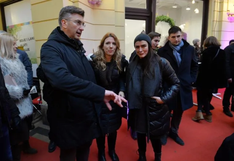 ZAGREBAČKA ŠPICA: Poznati Hrvati iskoristili Badnjak za uživanje u kuhanom vinu