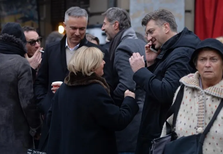 ZAGREBAČKA ŠPICA: Poznati Hrvati iskoristili Badnjak za uživanje u kuhanom vinu