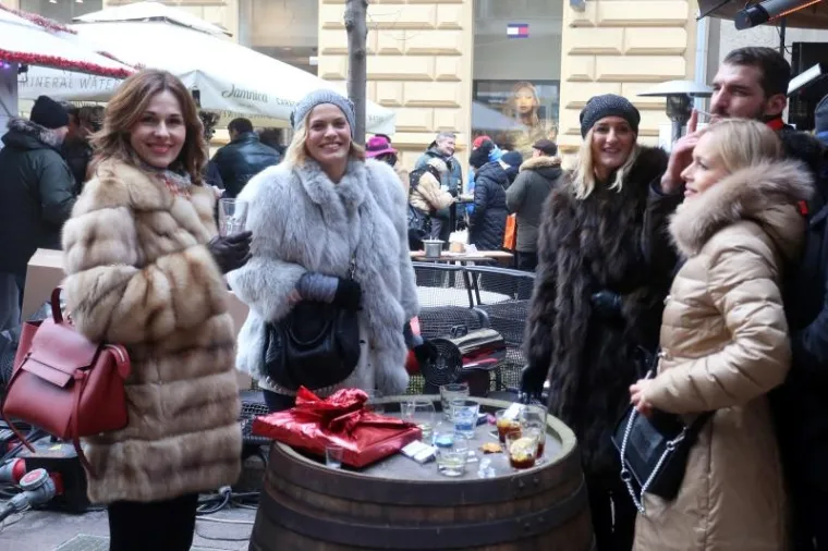 ZAGREBAČKA ŠPICA: Poznati Hrvati iskoristili Badnjak za uživanje u kuhanom vinu
