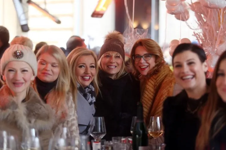 ZAGREBAČKA &Scaron;PICA: Poznati Hrvati iskoristili Badnjak za uživanje u kuhanom vinu