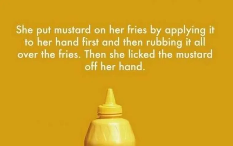 Stavlja senf na pomfrit tako da ga prvo namaže na svoju ruku i onda ga razmaže po krumpirićima. Onda poliže senf s dlana.