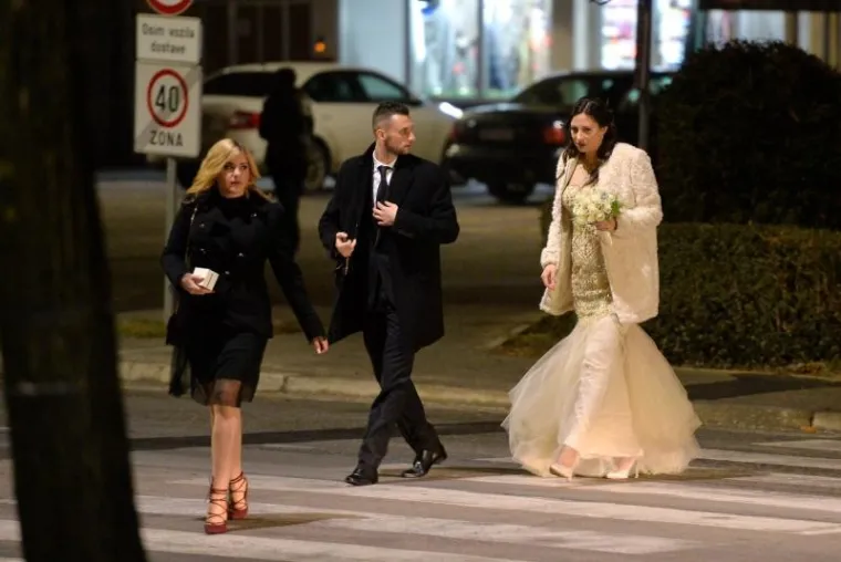 Hrvatski reprezentativac i nogometa&scaron; Intera Marcelo Brozović (24) vjenčao se u tajnosti u Velikoj Gorici. Brozović i Silvija Lihter vjenčali su se kod matičara bez velike pompe, a u nastavku možete pogledati kako se par spremio za ovu svečanu priliku.