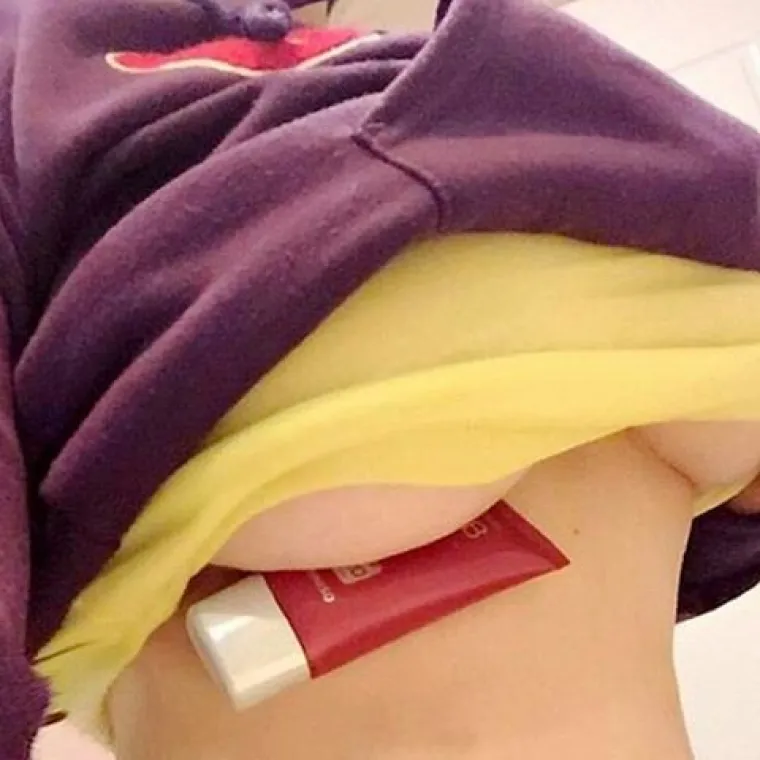 Jedna stvar koju se ljudi pitaju od davnina je: 'Što sve stane pod sisu?'. Danas konačno imamo tehnologiju da odgovorimo na to pitanje pa u galeriji pogledajte što se to sve može ugurati ispod grudi.