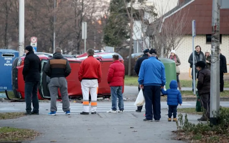 Na križanju Cvjetne ceste i Odranske ulice dogodila se prometna nesreća u kojoj su sudjelovala dva automobila