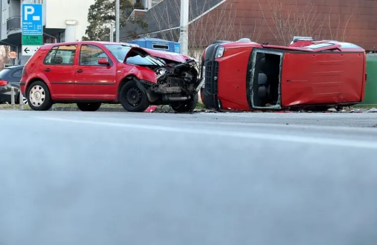 Jedan je zavr&scaron;io na boku, te vozač nije mogao van