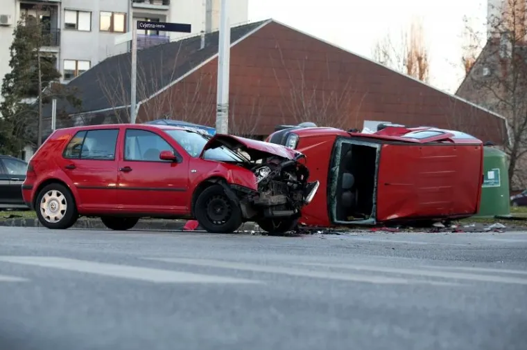 SUDAR U ZAGREBU: Jedan od automobila zavr&scaron;io na boku