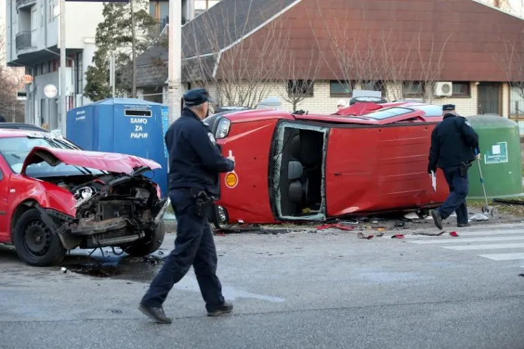 SUDAR U ZAGREBU: Jedan od automobila zavr&scaron;io na boku