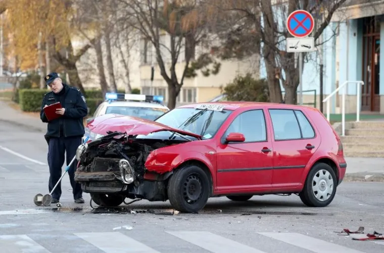 SUDAR U ZAGREBU: Jedan od automobila zavr&scaron;io na boku
