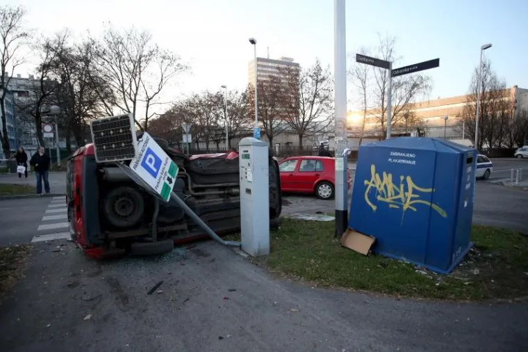 SUDAR U ZAGREBU: Jedan od automobila zavr&scaron;io na boku