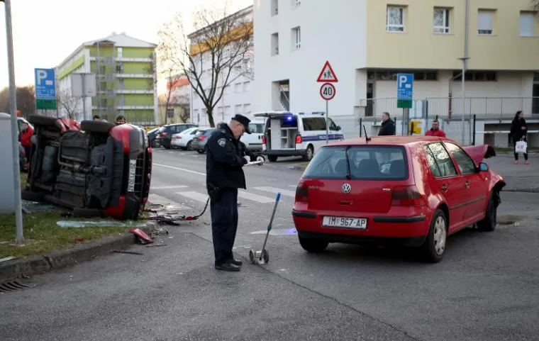 SUDAR U ZAGREBU: Jedan od automobila zavr&scaron;io na boku