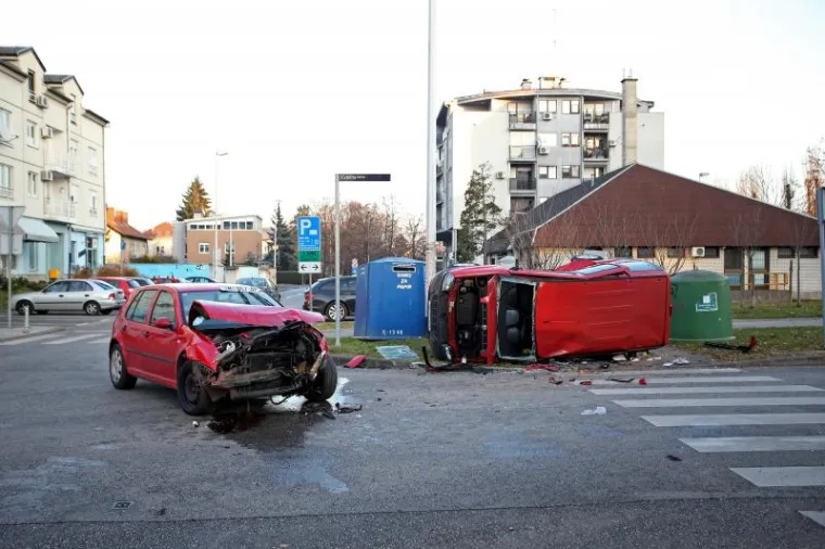 SUDAR U ZAGREBU: Jedan od automobila zavr&scaron;io na boku