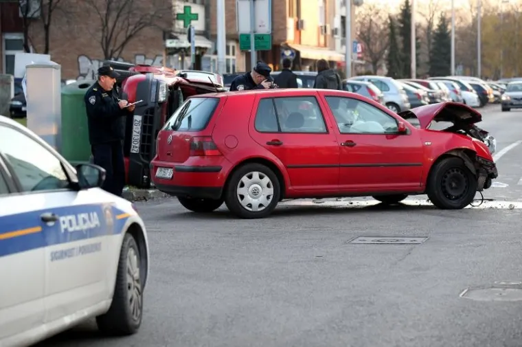 SUDAR U ZAGREBU: Jedan od automobila zavr&scaron;io na boku