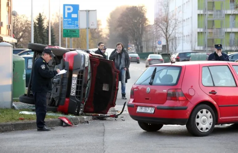 SUDAR U ZAGREBU: Jedan od automobila zavr&scaron;io na boku