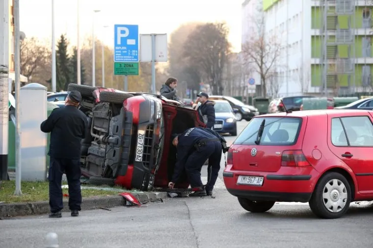 SUDAR U ZAGREBU: Jedan od automobila zavr&scaron;io na boku