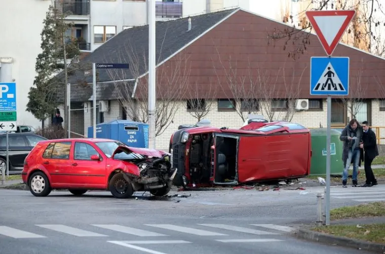 SUDAR U ZAGREBU: Jedan od automobila zavr&scaron;io na boku