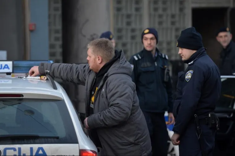 POLICIJSKA AKCIJA U ILICI: Interventna policija privela trojicu mladića koji su radili nerede