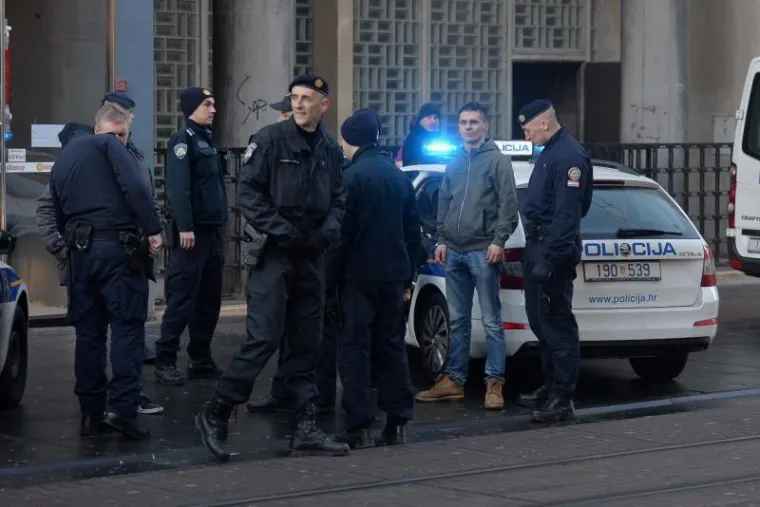 POLICIJSKA AKCIJA U ILICI: Interventna policija privela trojicu mladića koji su radili nerede