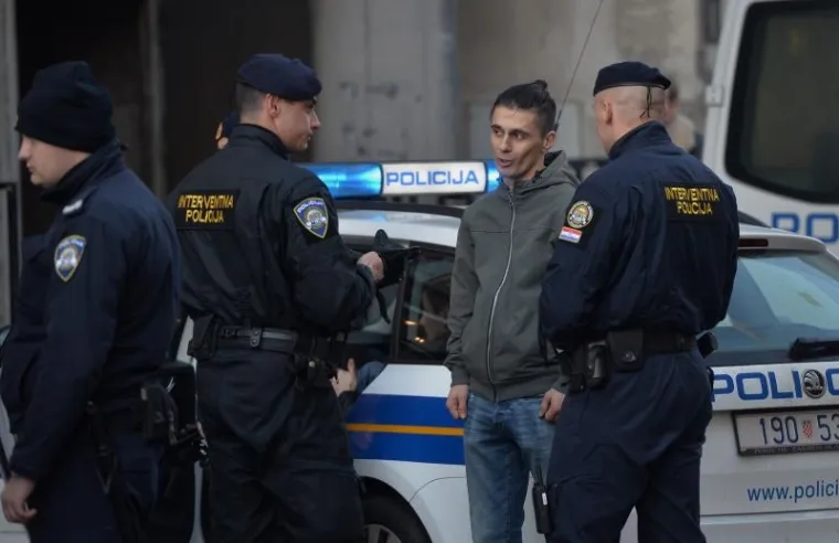 POLICIJSKA AKCIJA U ILICI: Interventna policija privela trojicu mladića koji su radili nerede