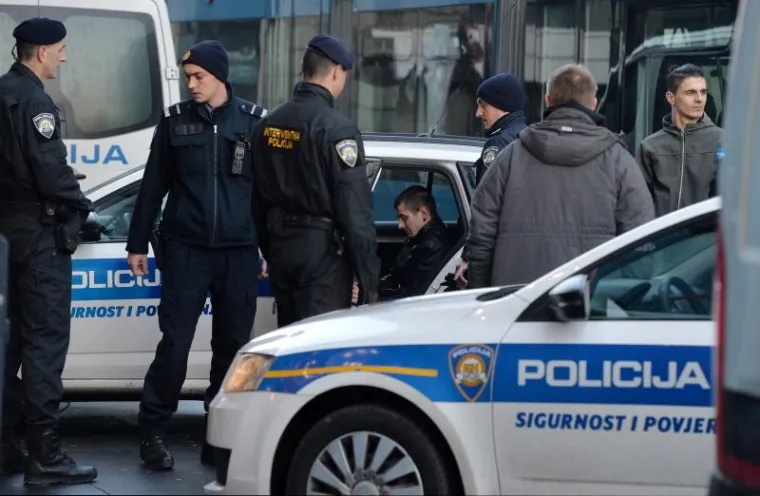 POLICIJSKA AKCIJA U ILICI: Interventna policija privela trojicu mladića koji su radili nerede