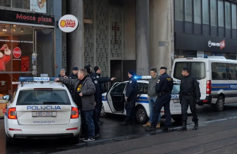 POLICIJSKA AKCIJA U ILICI: Interventna policija privela trojicu mladića koji su radili nerede