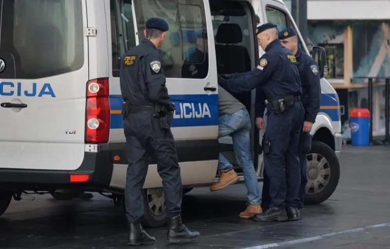POLICIJSKA AKCIJA U ILICI: Interventna policija privela trojicu mladića koji su radili nerede