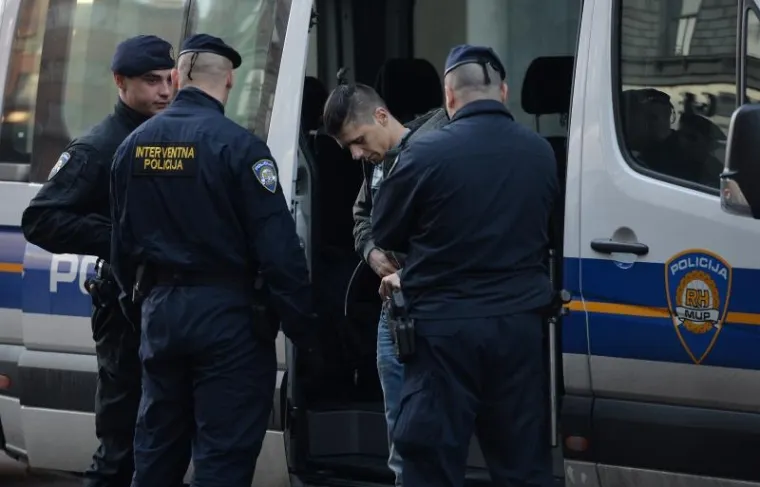 POLICIJSKA AKCIJA U ILICI: Interventna policija privela trojicu mladića koji su radili nerede