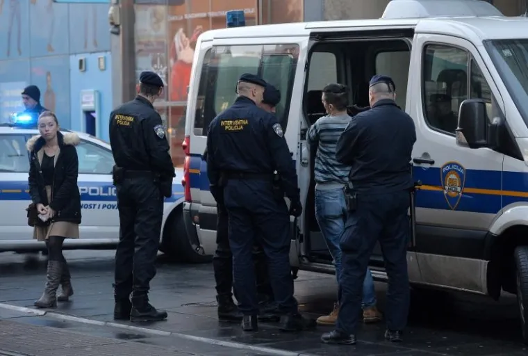 POLICIJSKA AKCIJA U ILICI: Interventna policija privela trojicu mladića koji su radili nerede