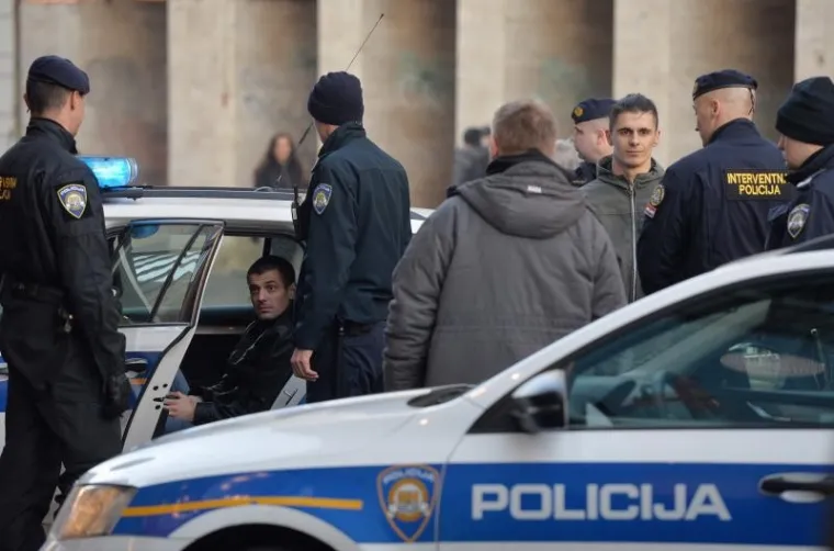 POLICIJSKA AKCIJA U ILICI: Interventna policija privela trojicu mladića koji su radili nerede