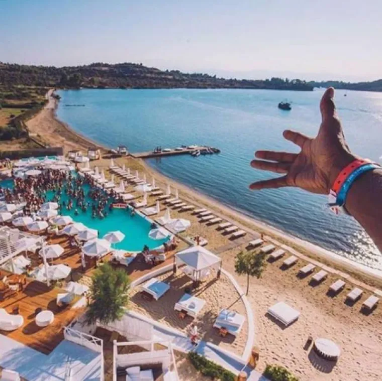 Grčka nije u bajnom gospodarskom i financijskom stanju, ali nekima je još uvijek super. Riječ je o klincima bogataša koji se na Instagramu razmeću svojim bogatstvom čak i kada su na ulicama neredi i masovni prosvjedi. Njihovo hvalisanje možete pogledati u galeriji.